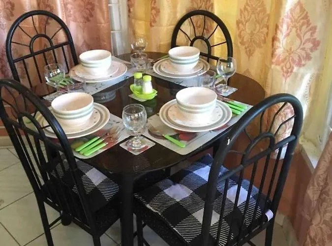 1 Bed - Sleeps 2 - Garden - Parking - Wifi * Ocho Ríos